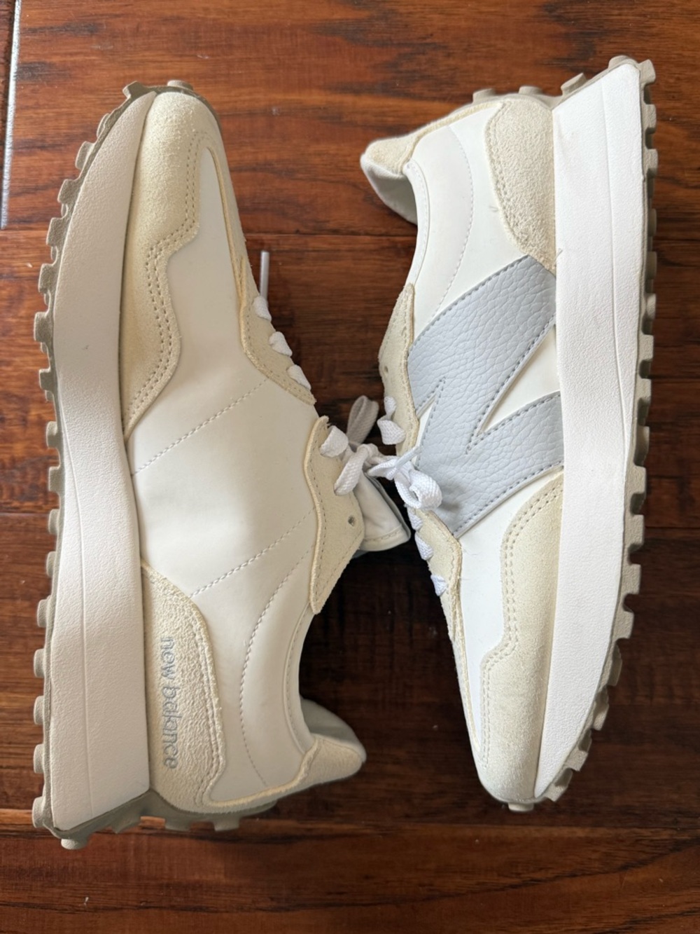 NWOT New Balance 327s